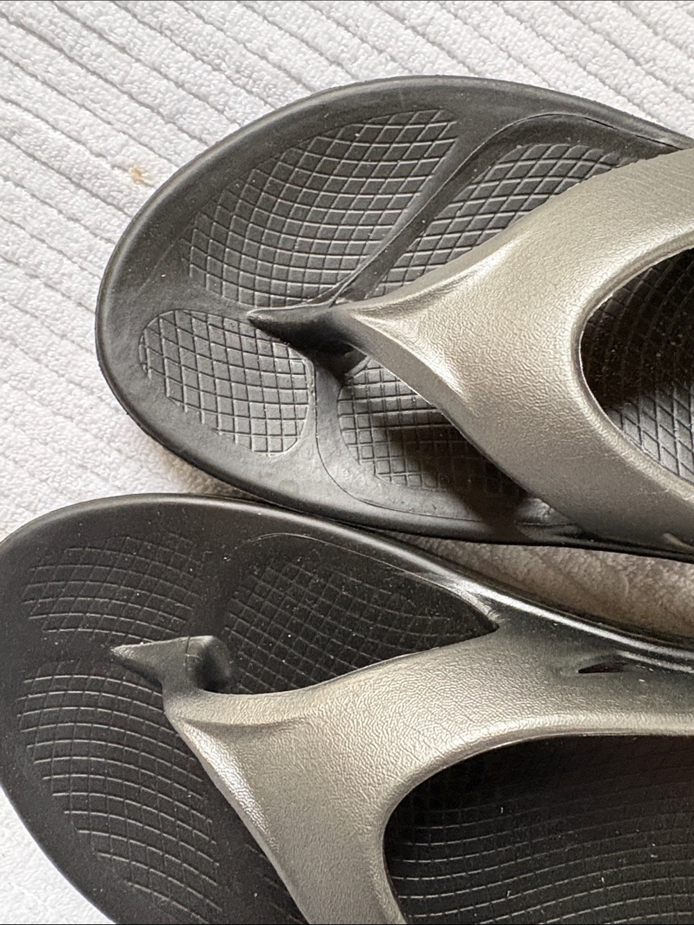 OOFOS Black & Metallic Gray Supportive Recovery Flip Flops - Picture 6 of 7